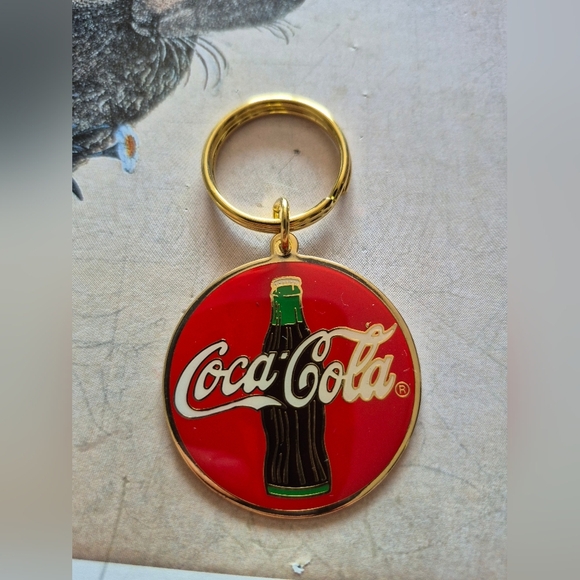 Coca-Cola Gold Textured Keychain - Picture 1 of 3